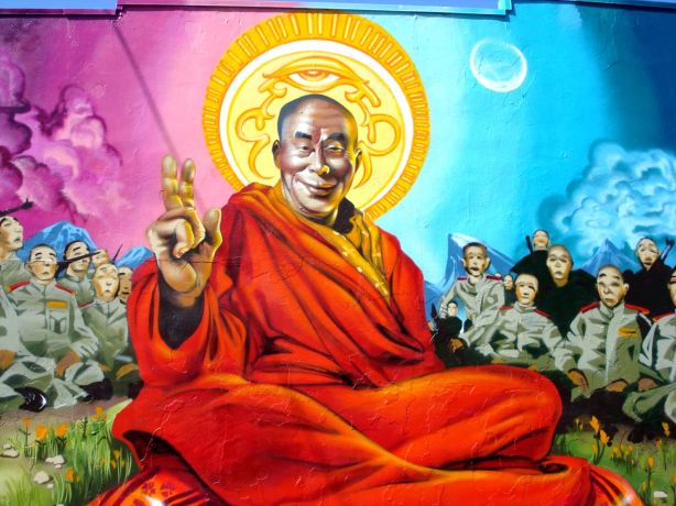mear-dalai-lama-close-up-13